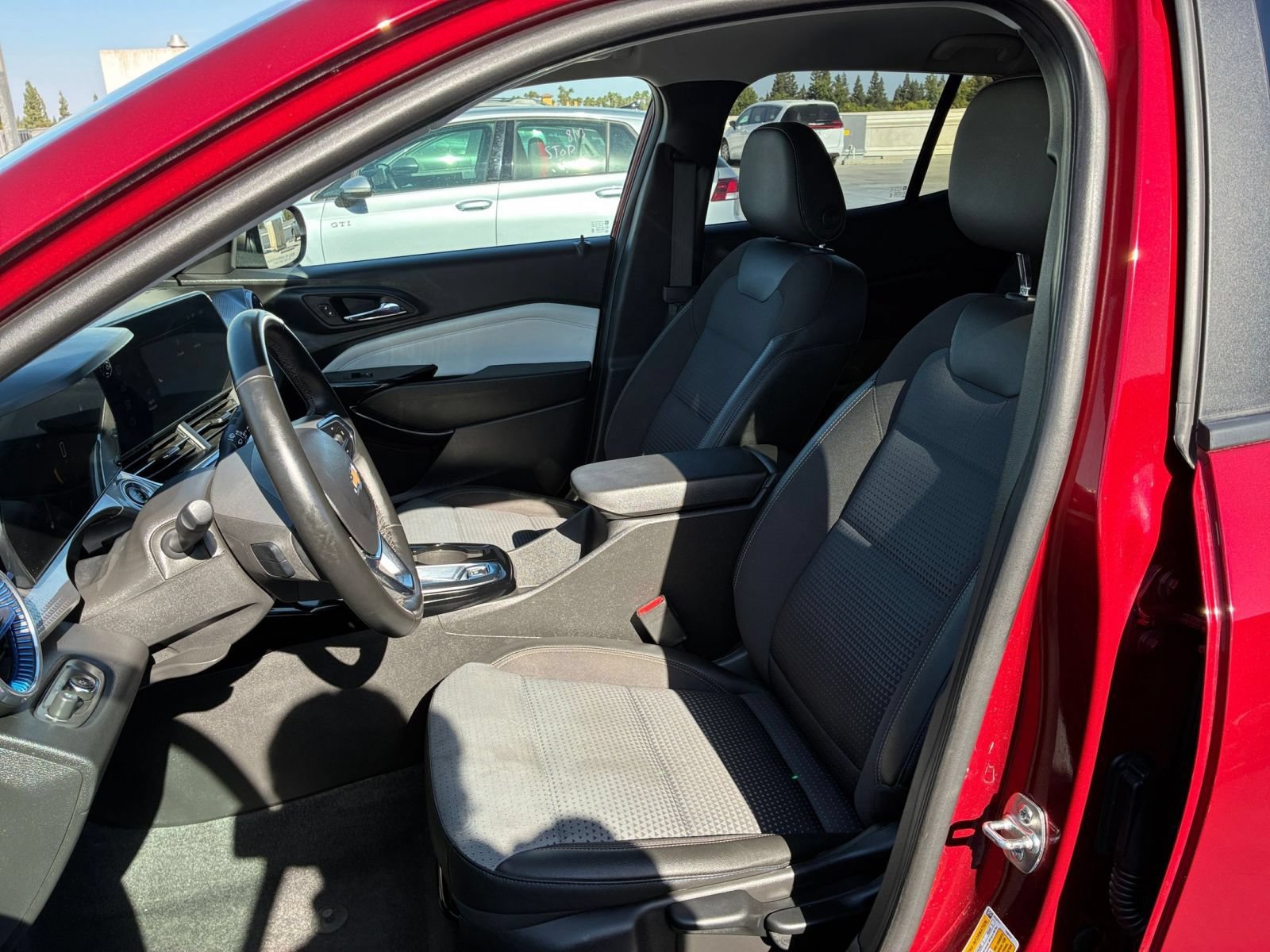 Used 2025 Chevrolet Trax LT w/ LT Convenience Package FWD image 21