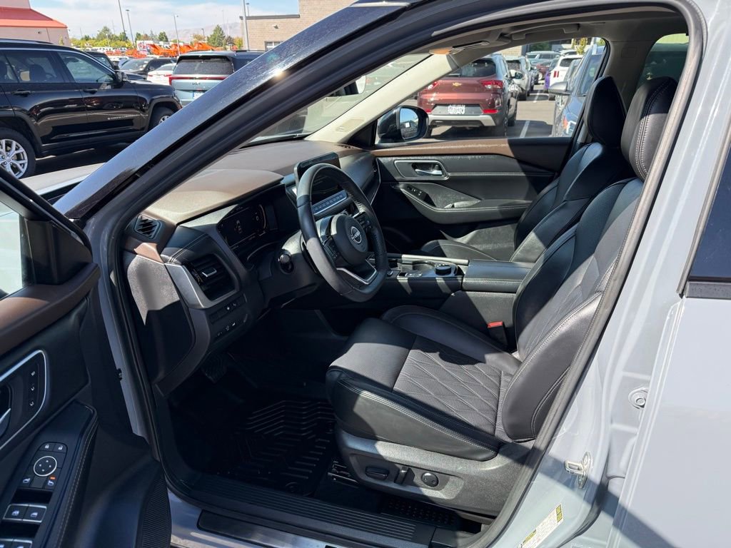 Used 2023 Nissan Rogue Platinum w/ Platinum Premium Package image 10