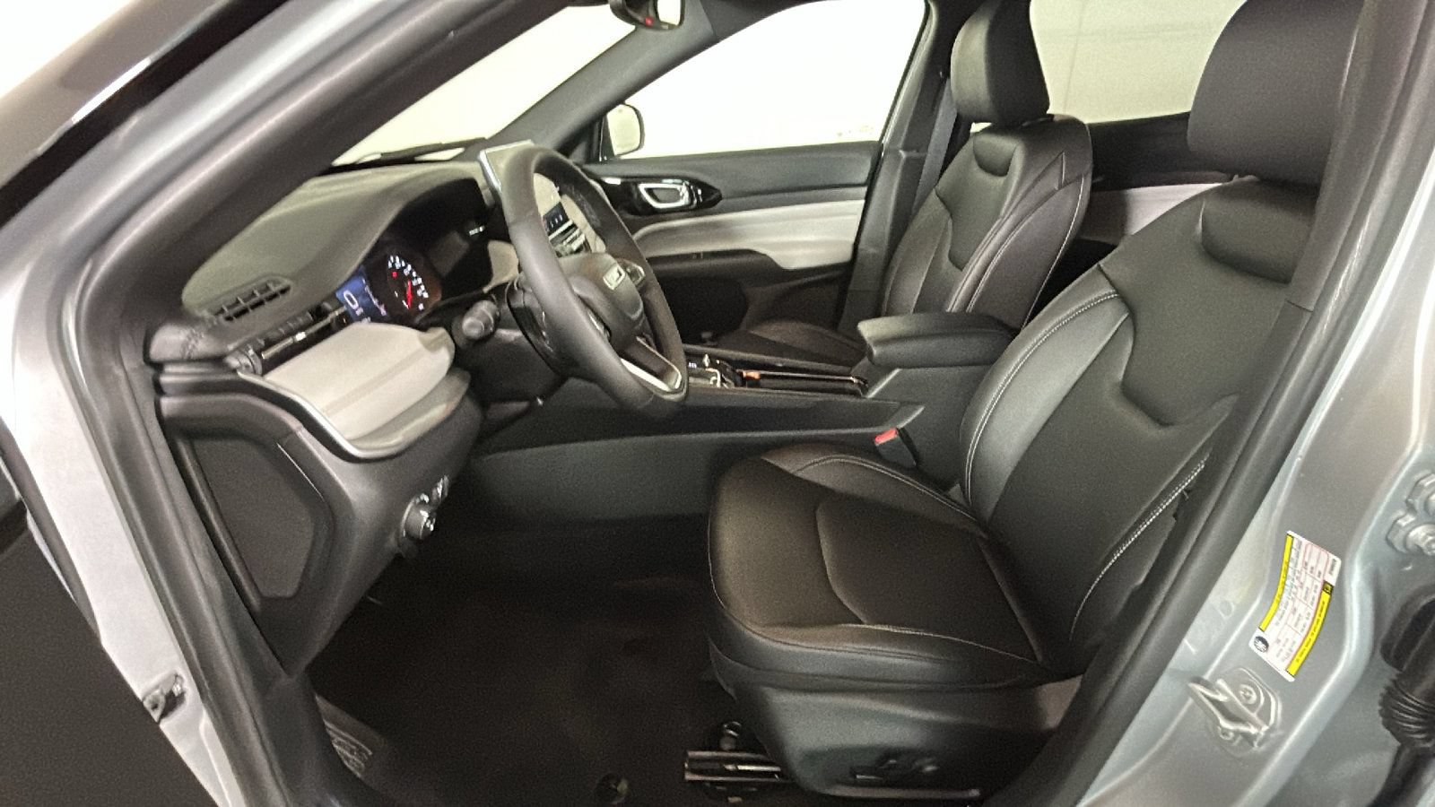 Used 2025 Jeep Compass Limited AWD/4WD image 12