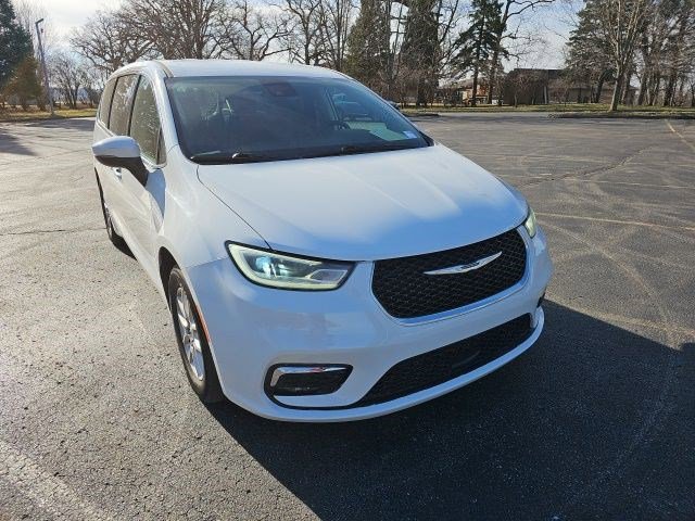 Used 2023 Chrysler Pacifica Touring-L image 8