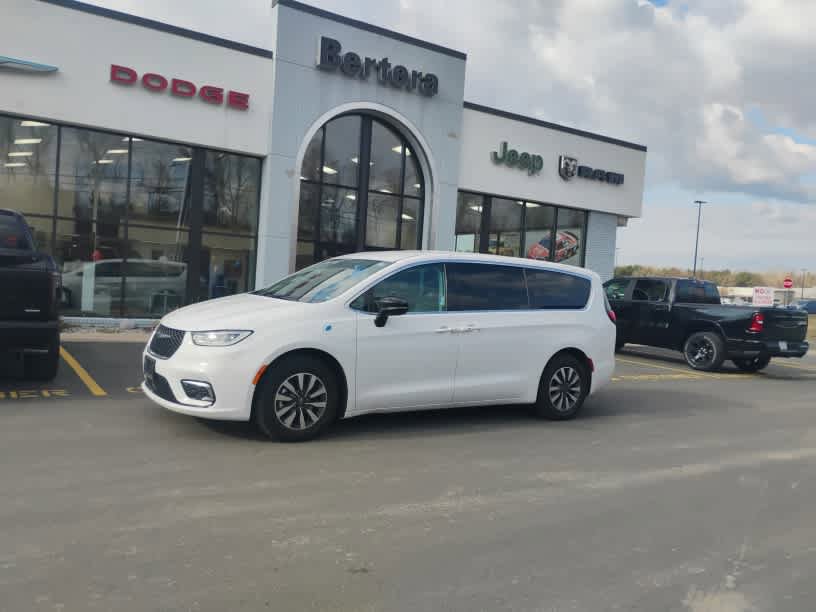 Used 2024 Chrysler Pacifica Select image 1