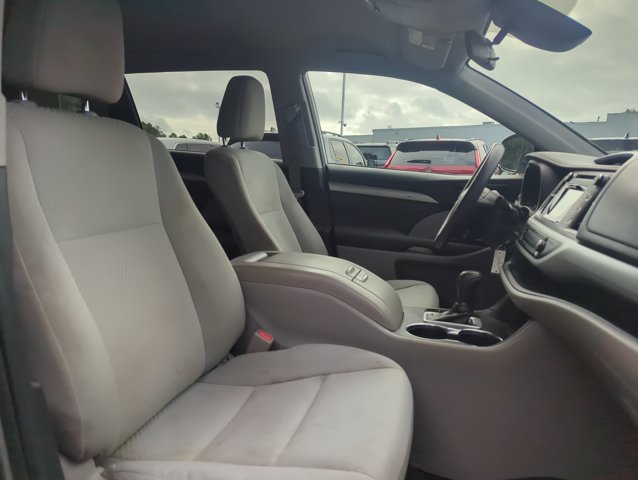 Used 2019 Toyota Highlander LE FWD image 26