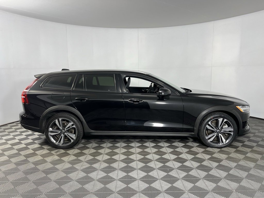 Used 2025 Volvo V60 B5 Cross Country Plus image 3
