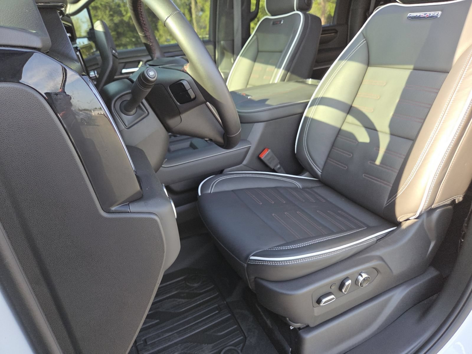 Used 2025 GMC Sierra 2500 AT4X AWD/4WD image 33
