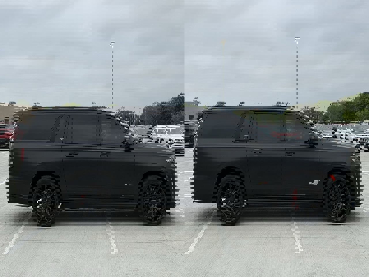 Used 2023 Cadillac Escalade ESV V w/ LPO, ONYX Package image 3