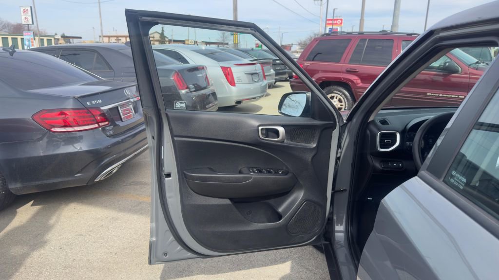 Used 2021 Hyundai Venue SE FWD image 18