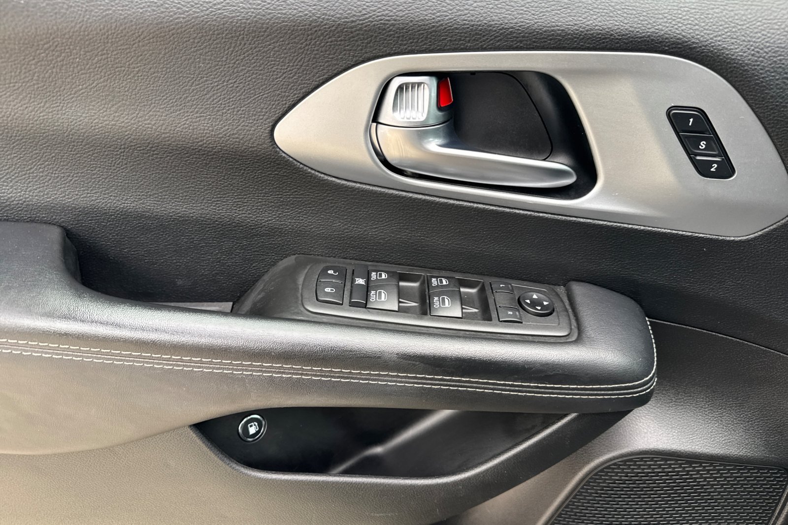 Used 2021 Chrysler Pacifica Touring-L w/ Uconnect Theater Family Group FWD image 11