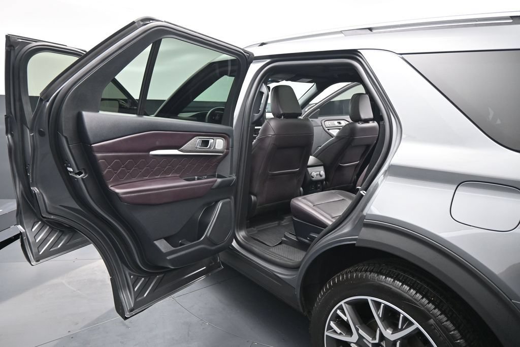 Certified 2025 Ford Explorer Platinum w/ Ultimate Package AWD/4WD image 19