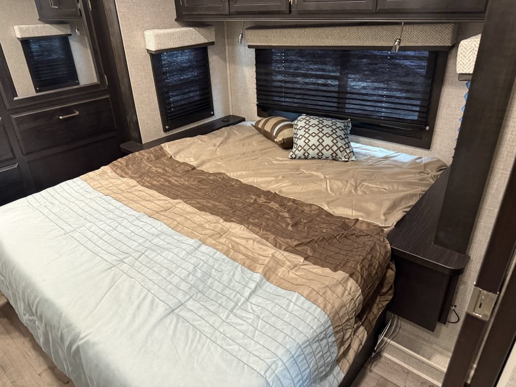 Used 2023 Ford E-450 and Econoline 450 Super Duty w/ Motorhome Prep Package RWD image 61