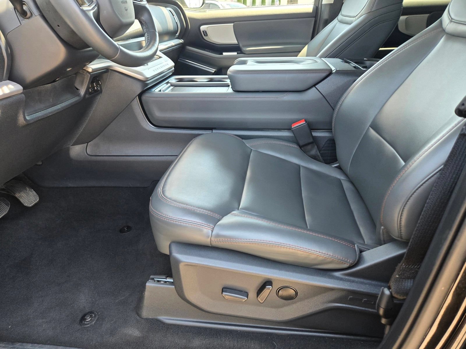 Used 2025 Ford Expedition Max Active AWD/4WD image 11