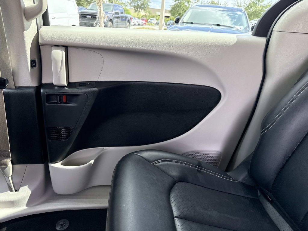 Used 2024 Chrysler Pacifica Limited FWD image 17