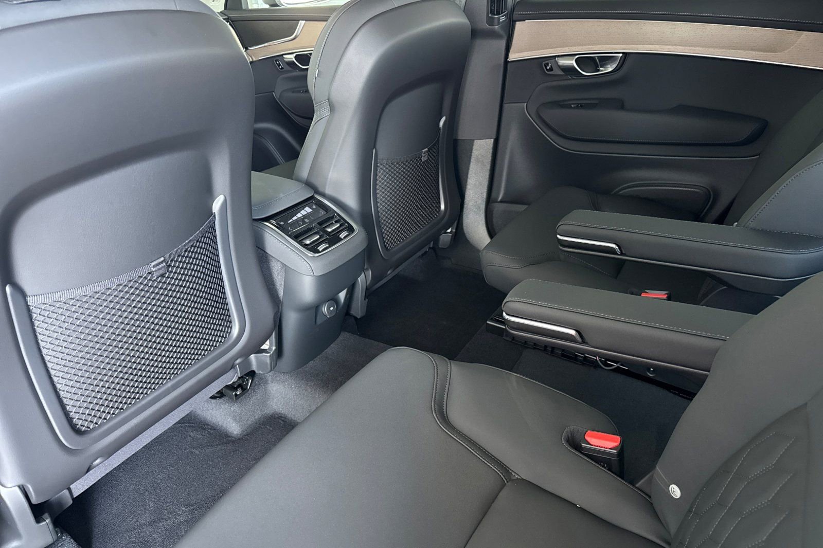 New 2026 Volvo XC90 B5 Plus w/ Protection Package image 4