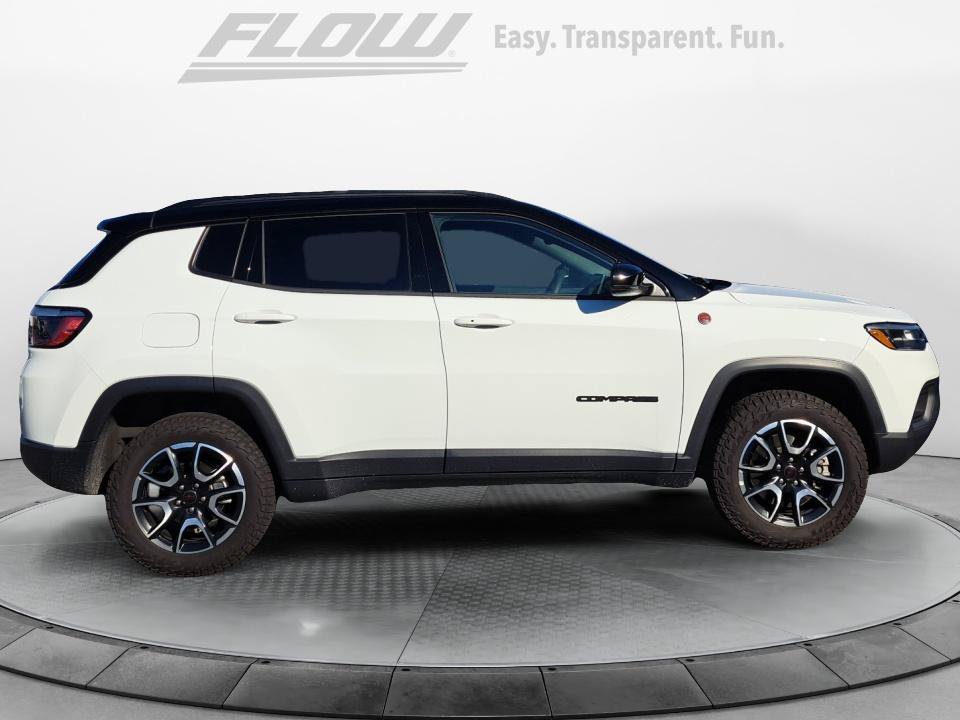 Used 2025 Jeep Compass Trailhawk AWD/4WD image 9