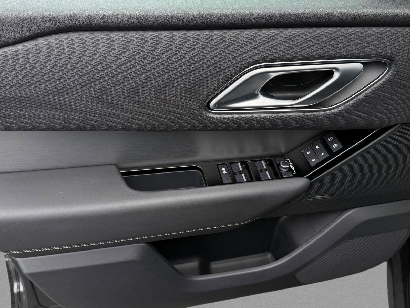 Used 2022 Land Rover Range Rover Velar R-Dynamic S image 13