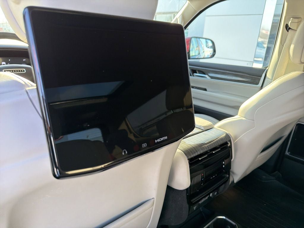 Used 2022 Jeep Wagoneer Series III w/ Premium Group I AWD/4WD image 12