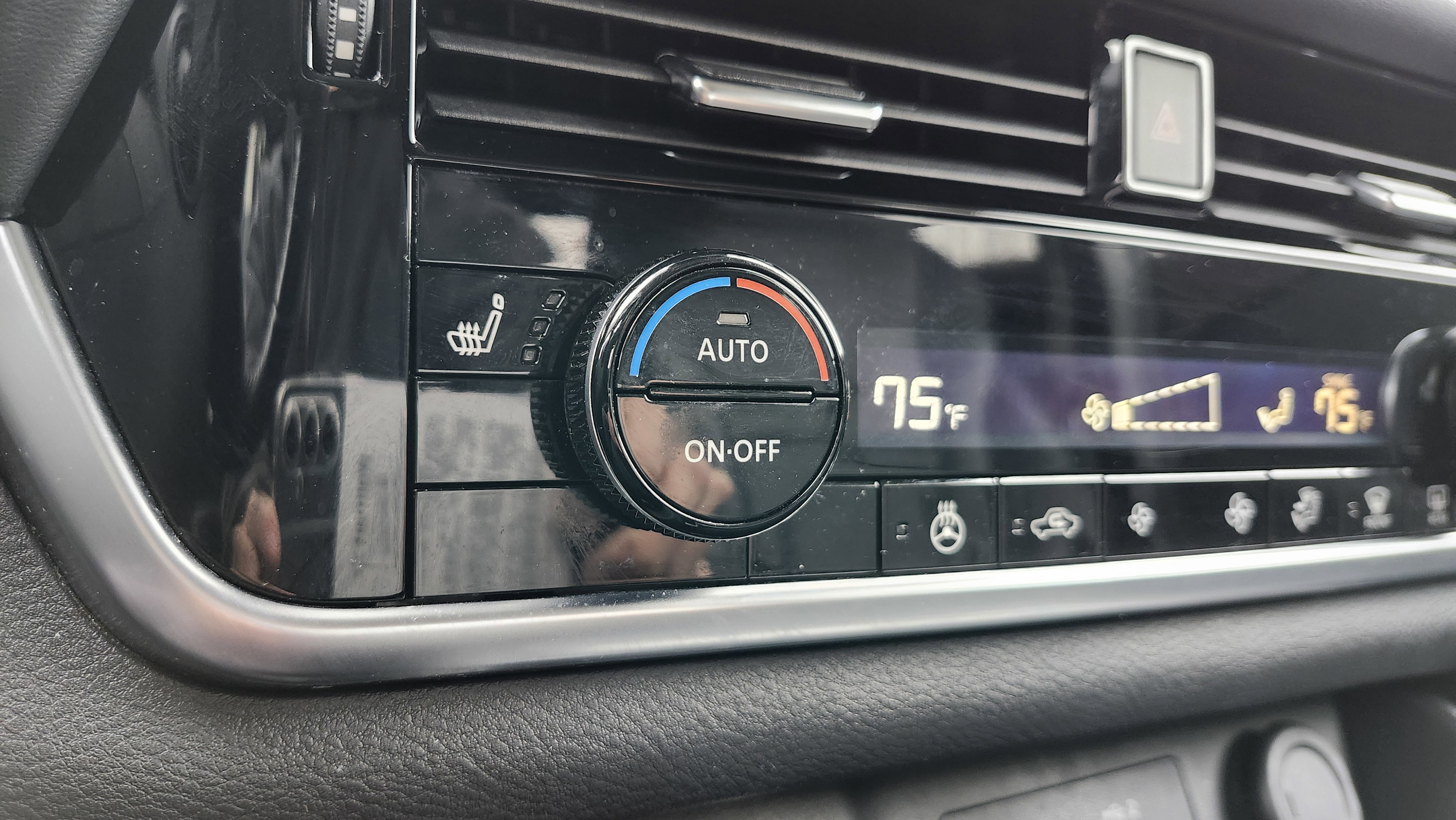 Used 2023 Nissan Rogue SV w/ SV Premium Package image 32