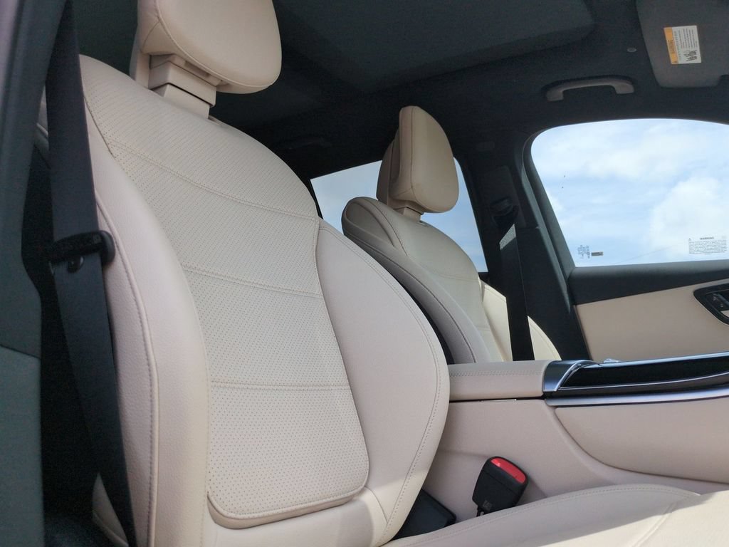 Used 2025 Mercedes-Benz GLC 300 4MATIC image 31