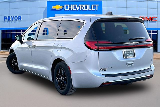 Used 2024 Chrysler Pacifica Touring-L image 4