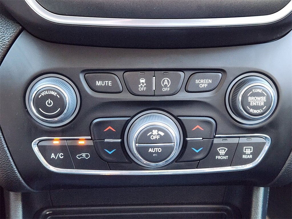 Used 2023 Jeep Cherokee Trailhawk image 20