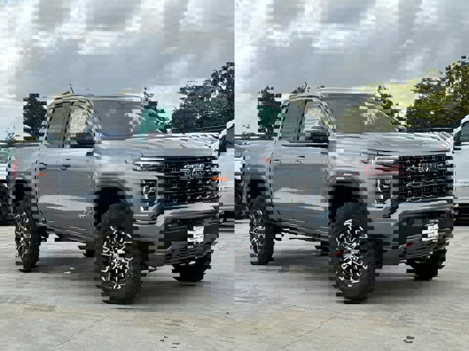 Used 2025 GMC Canyon AT4 image 2