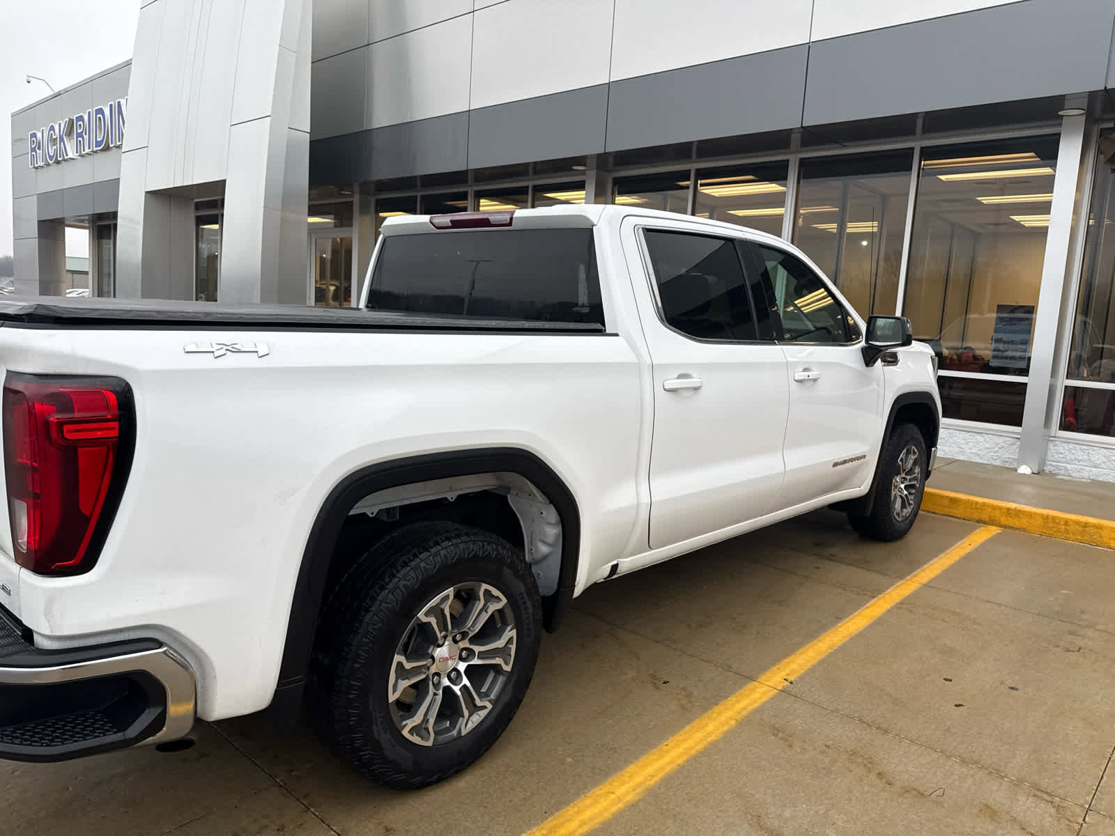 Used 2023 GMC Sierra 1500 SLE image 5