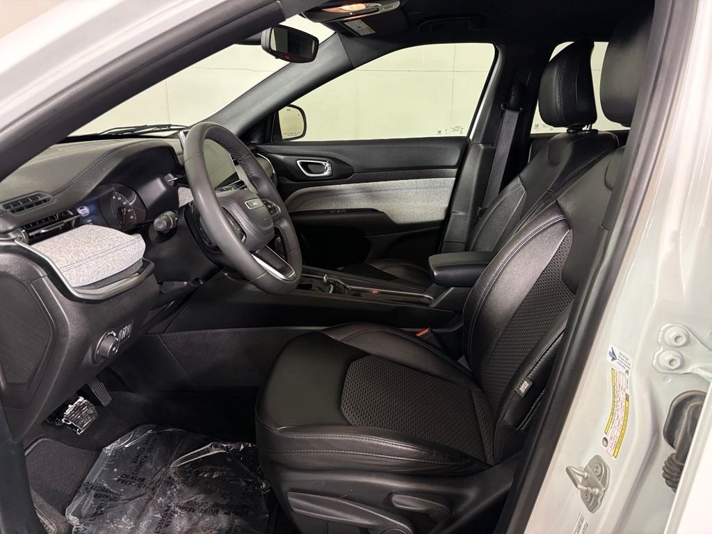 Used 2024 Jeep Compass Latitude AWD/4WD image 14