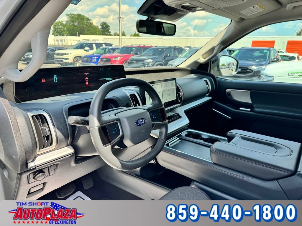 Used 2025 Ford Expedition Active AWD/4WD image 3