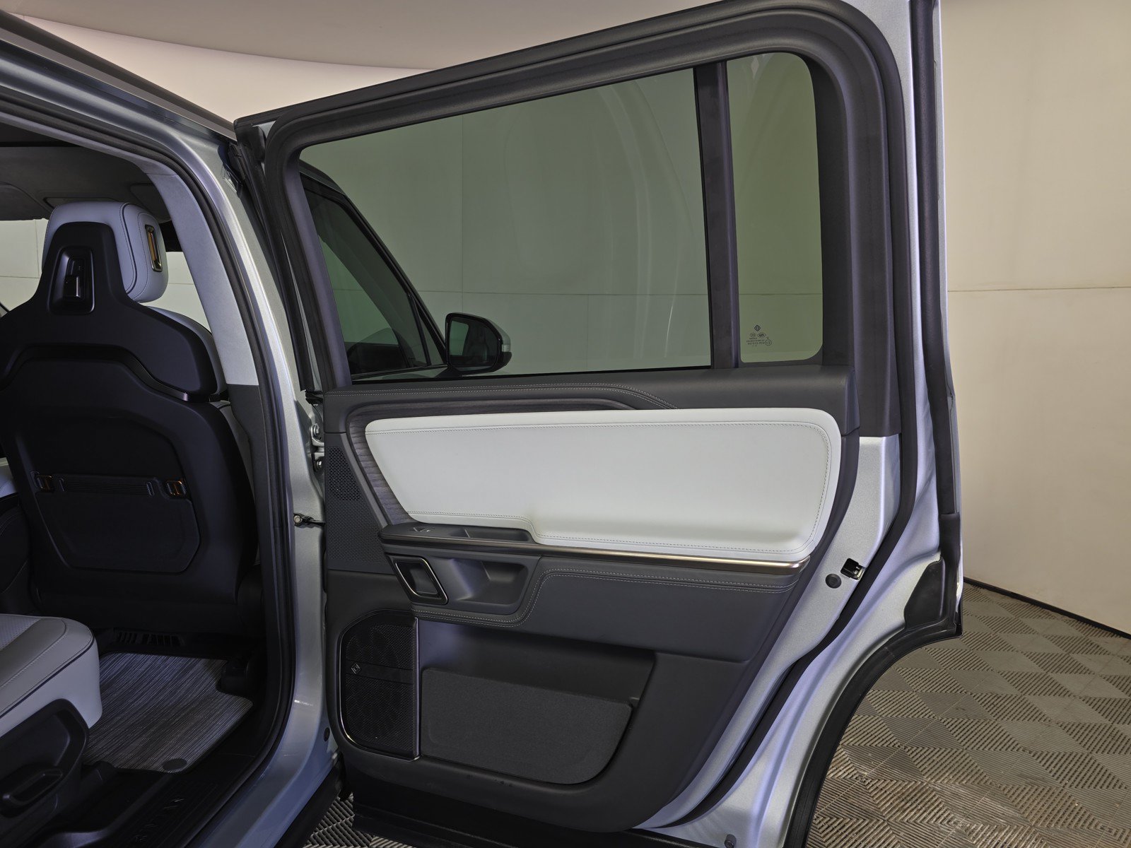 Used 2024 Rivian R1S Adventure AWD/4WD image 19