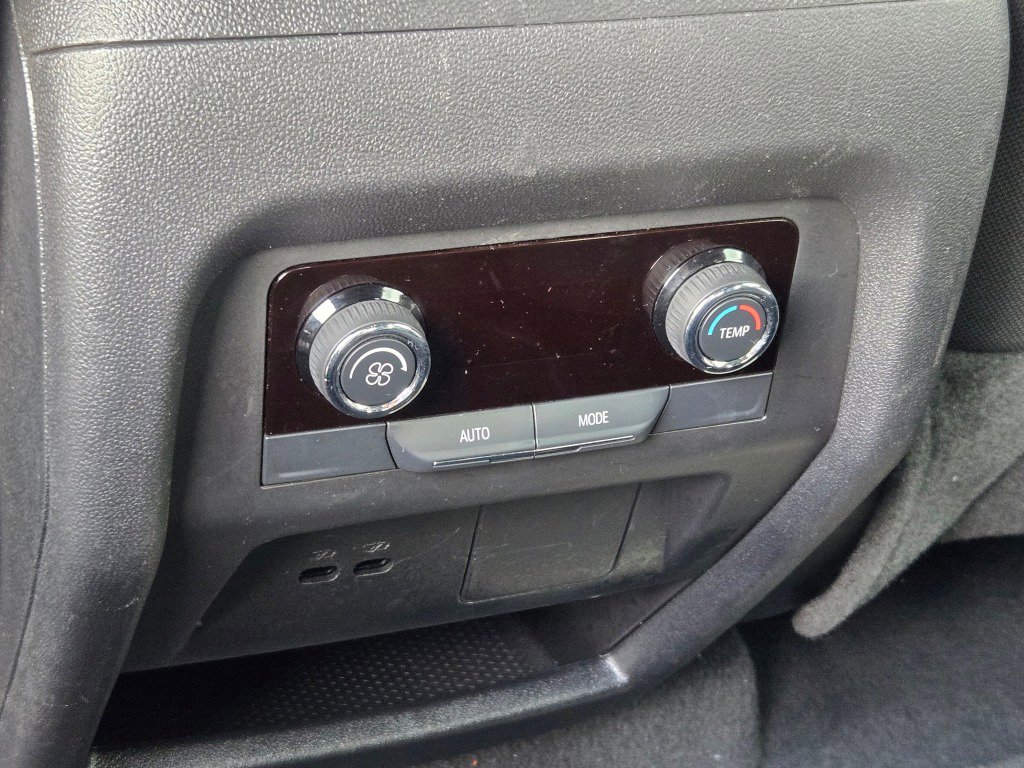 Used 2025 Chevrolet Traverse LT image 17