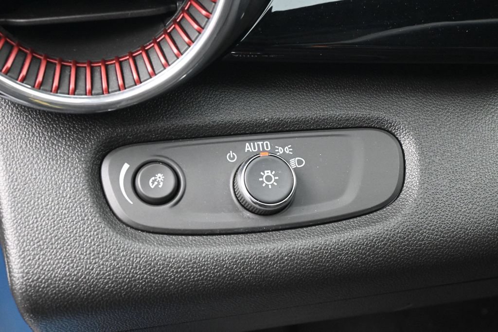 Used 2025 Chevrolet Trax RS FWD image 15