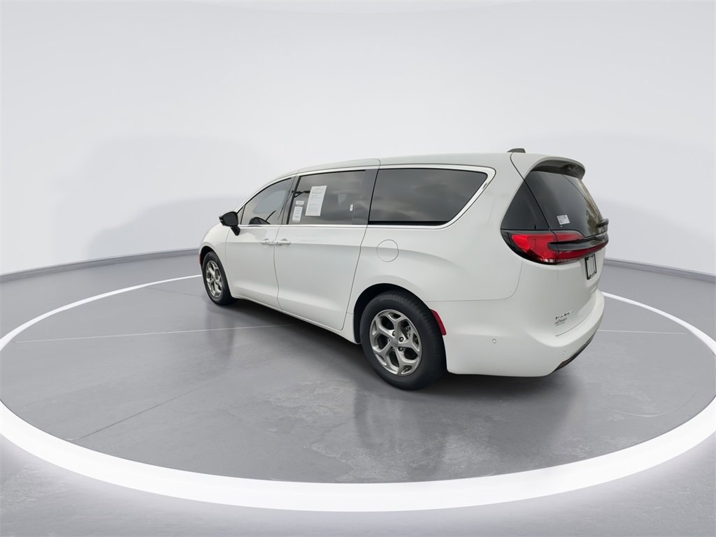 Used 2024 Chrysler Pacifica Limited w/ Uconnect Theater Family Group image 6