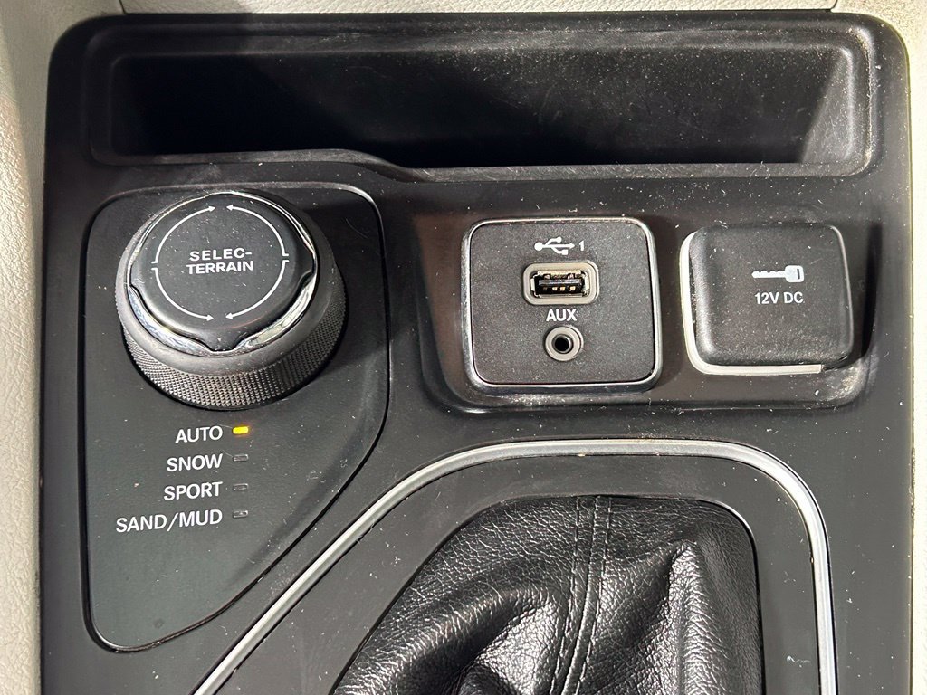 Used 2021 Jeep Cherokee Latitude Lux w/ Sun & Sound Group AWD/4WD image 21
