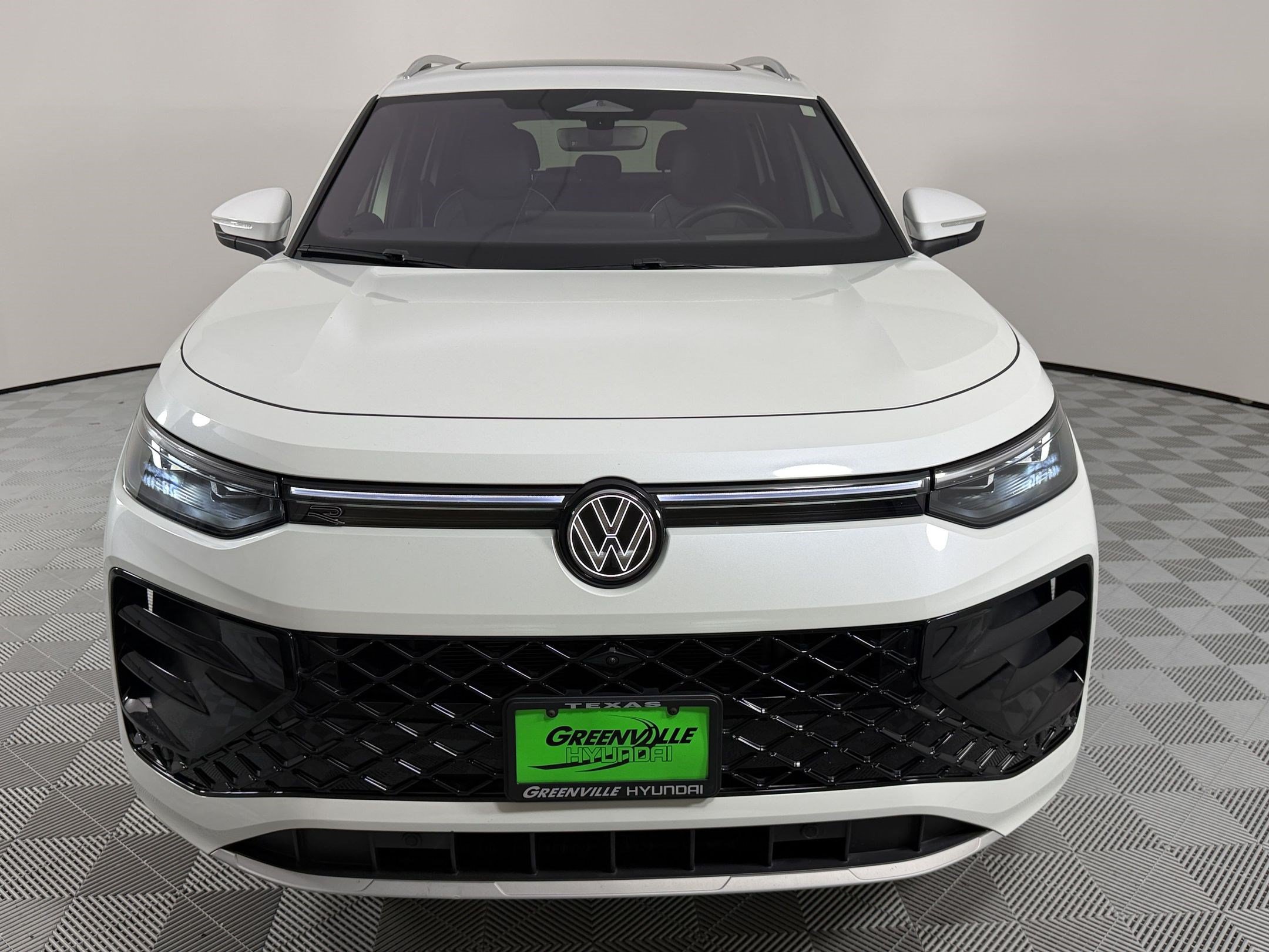 Used 2025 Volkswagen Tiguan SEL R-Line AWD/4WD image 6