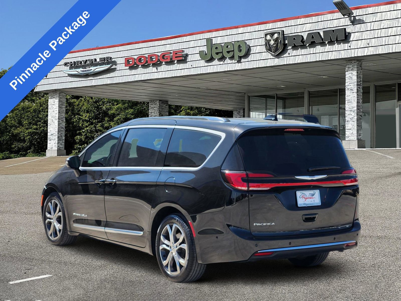 Used 2025 Chrysler Pacifica Pinnacle image 5