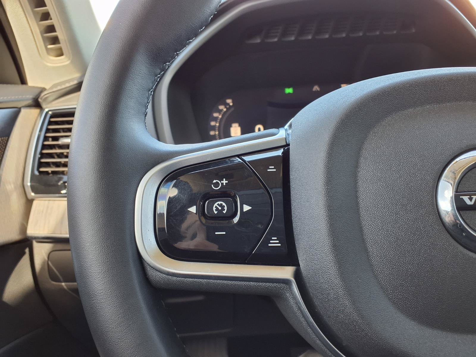 Certified 2025 Volvo XC90 B6 Ultra w/ Protection Package AWD/4WD image 29