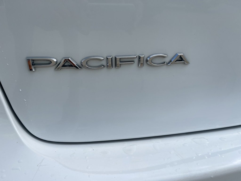 Used 2024 Chrysler Pacifica Select image 17