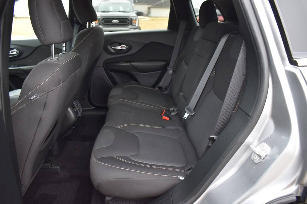 Used 2017 Jeep Cherokee Latitude w/ Comfort & Convenience Group AWD/4WD image 19