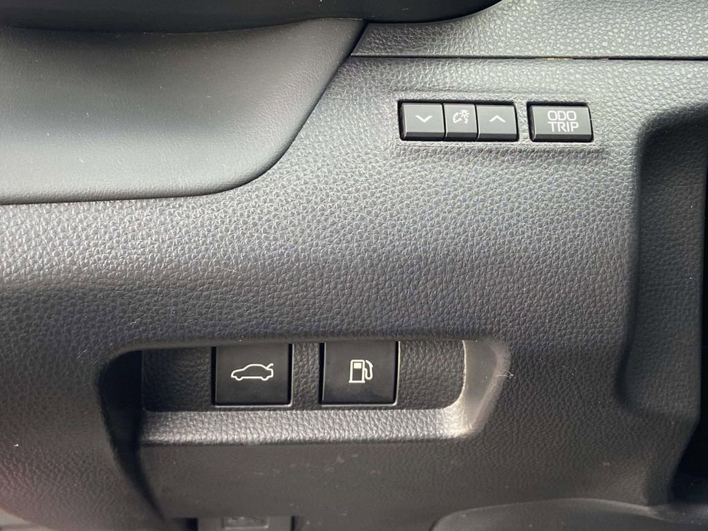 Used 2023 Toyota Crown Limited image 32