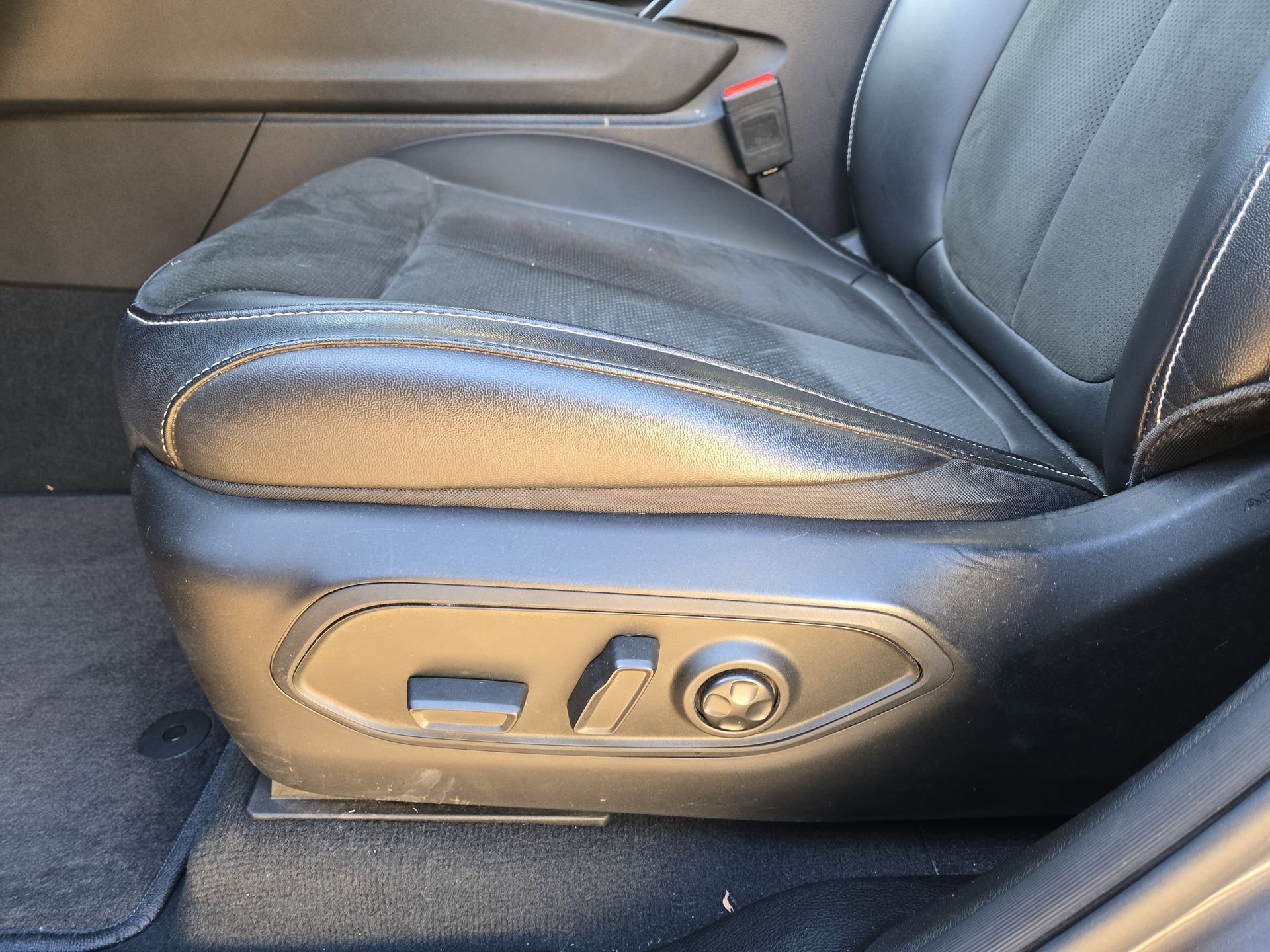 Used 2025 Jeep Grand Cherokee Altitude image 17