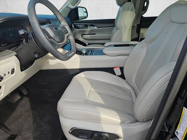 Used 2023 Jeep Wagoneer L Series III w/ Premium Group I image 15