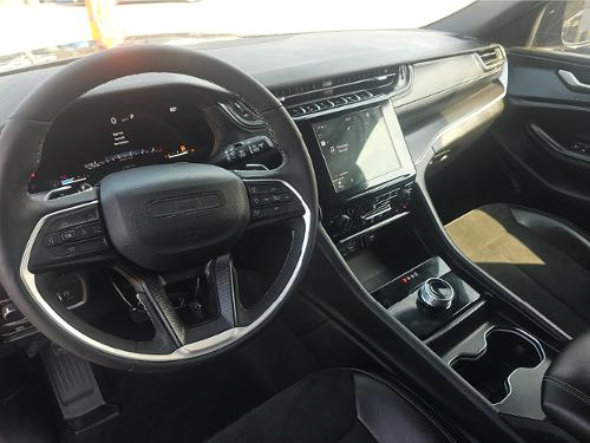 Used 2025 Jeep Grand Cherokee Altitude RWD image 5