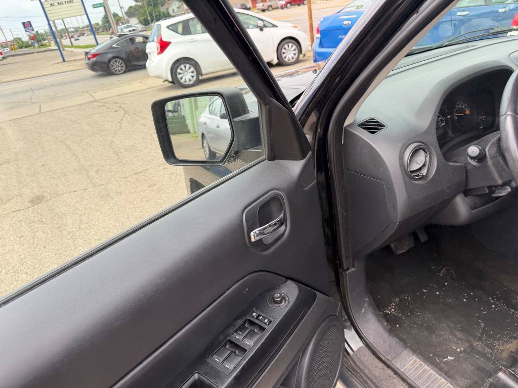 Used 2014 Jeep Patriot Latitude AWD/4WD image 15