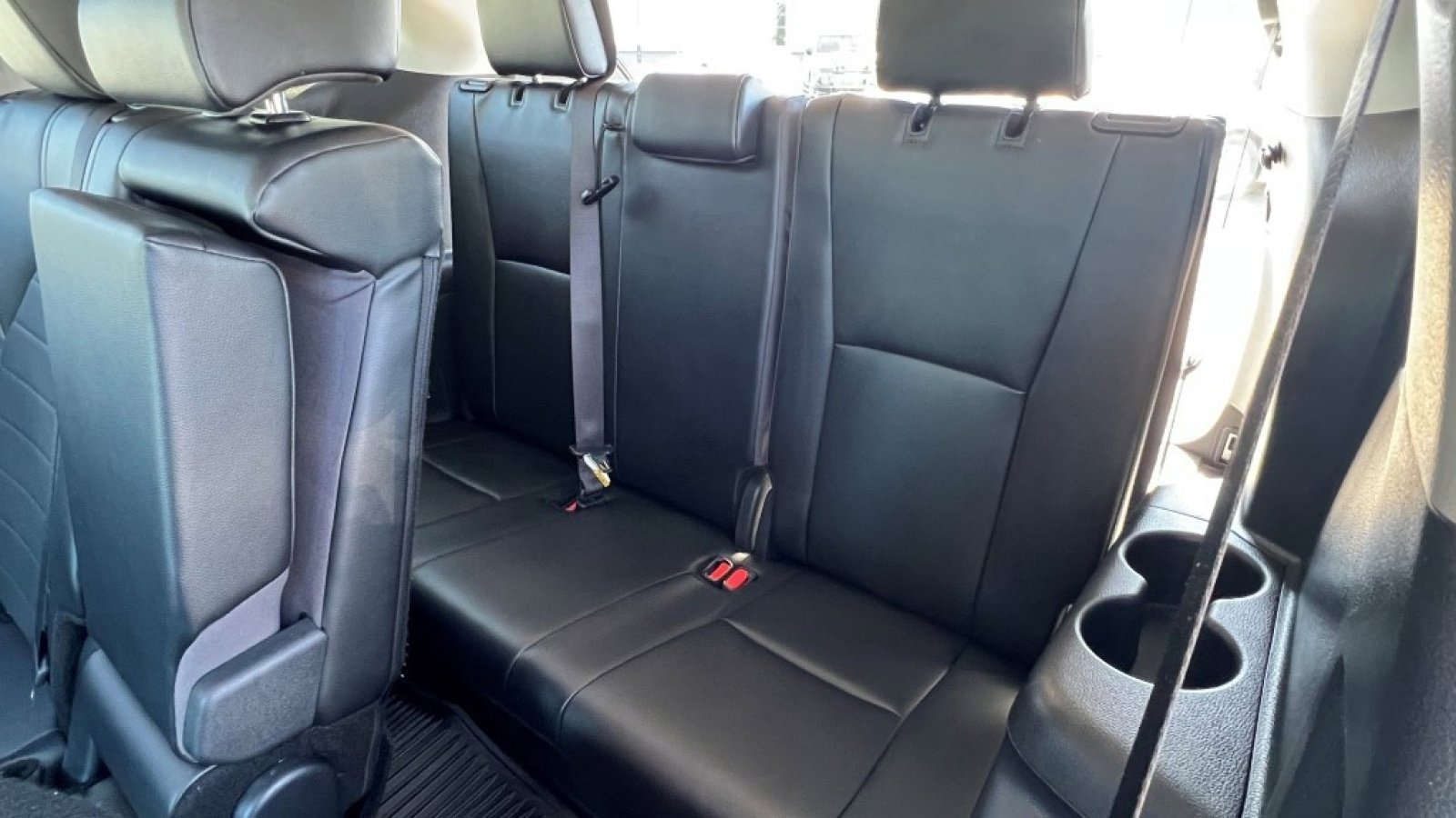 Used 2024 Toyota Highlander XLE image 32