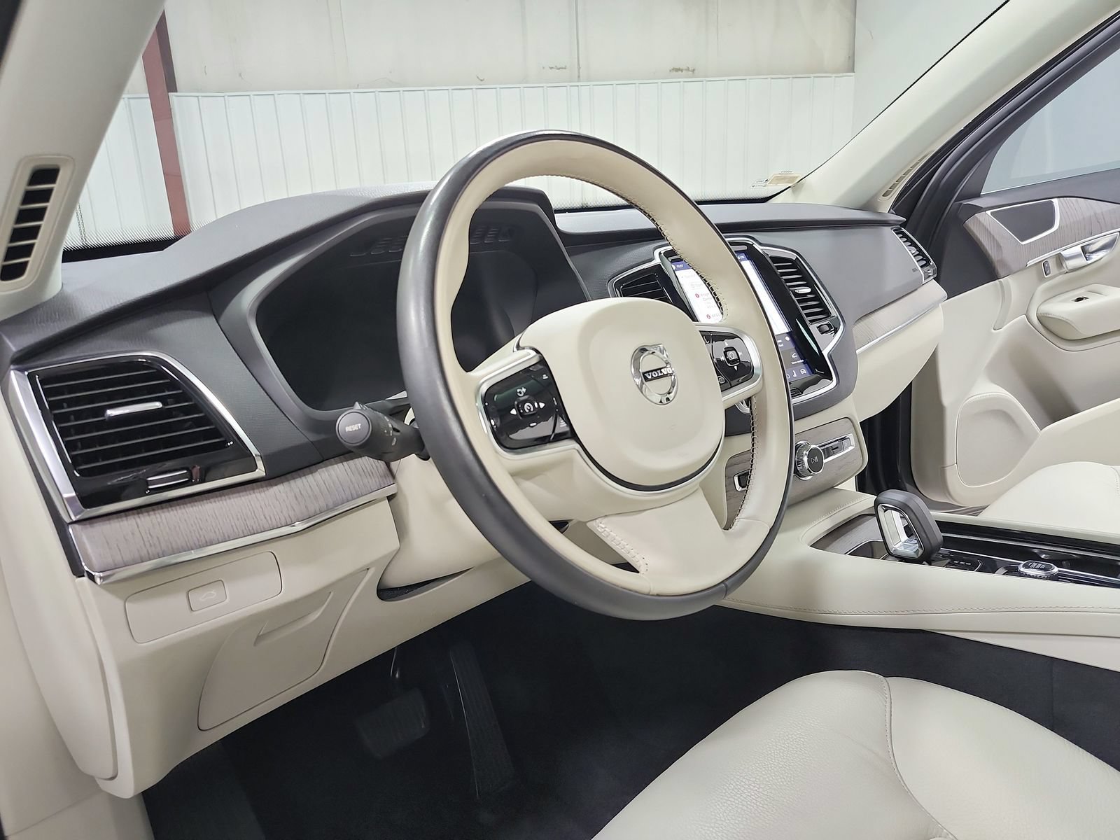Used 2024 Volvo XC90 B5 Plus AWD/4WD image 18