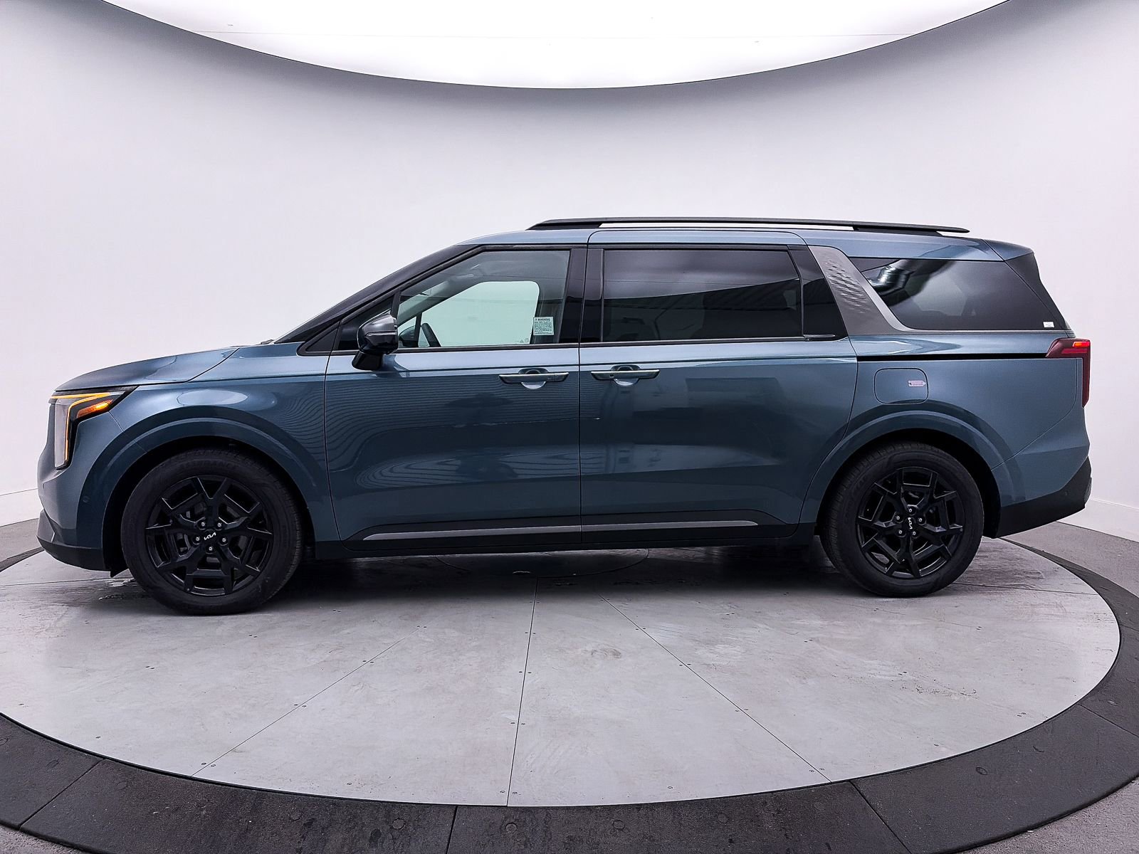 Used 2025 Kia Carnival image 48