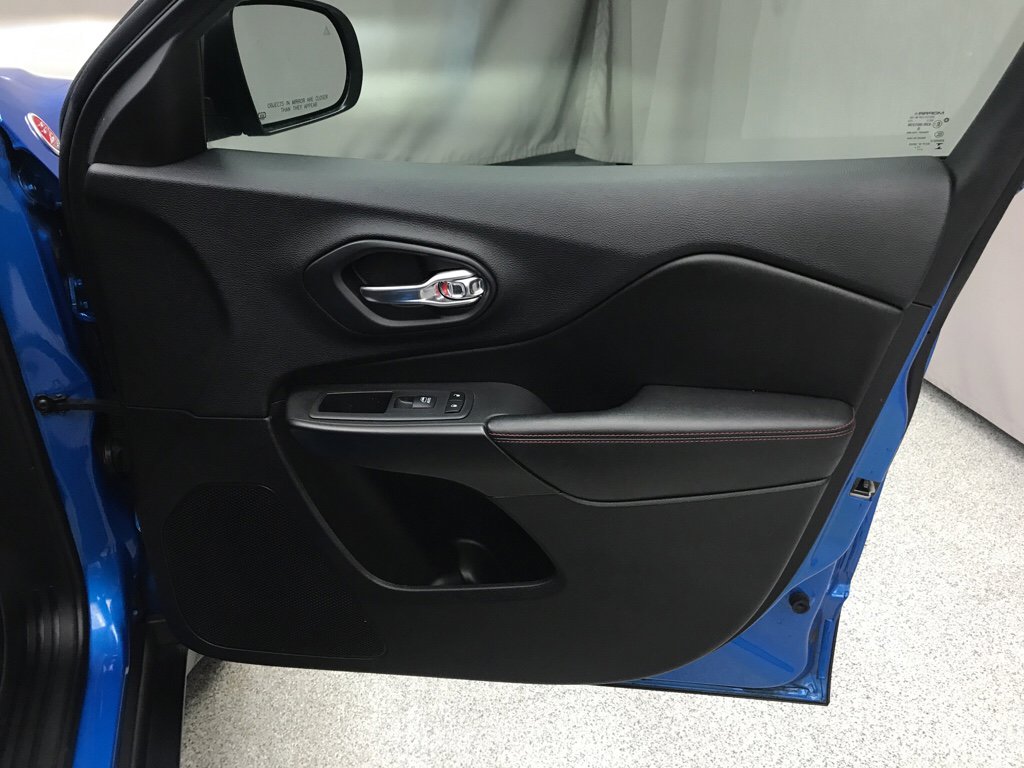 Used 2019 Jeep Cherokee Trailhawk w/ Comfort/Convenience Group image 17