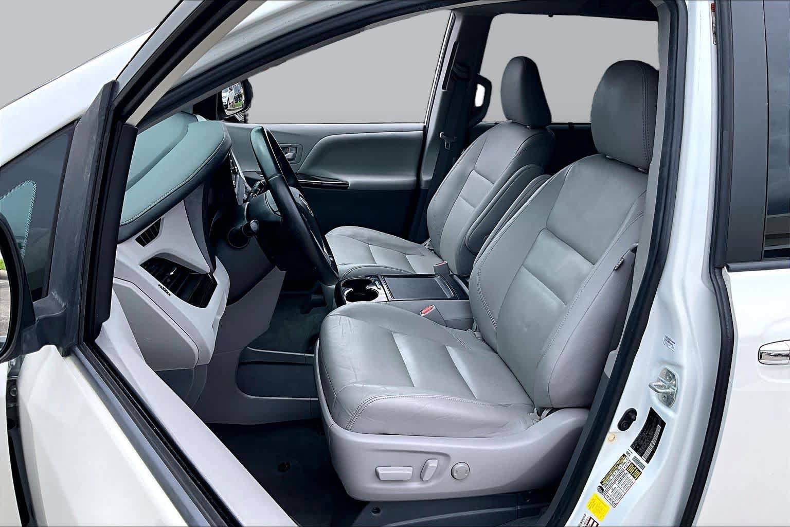 Used 2020 Toyota Sienna XLE Premium FWD image 7
