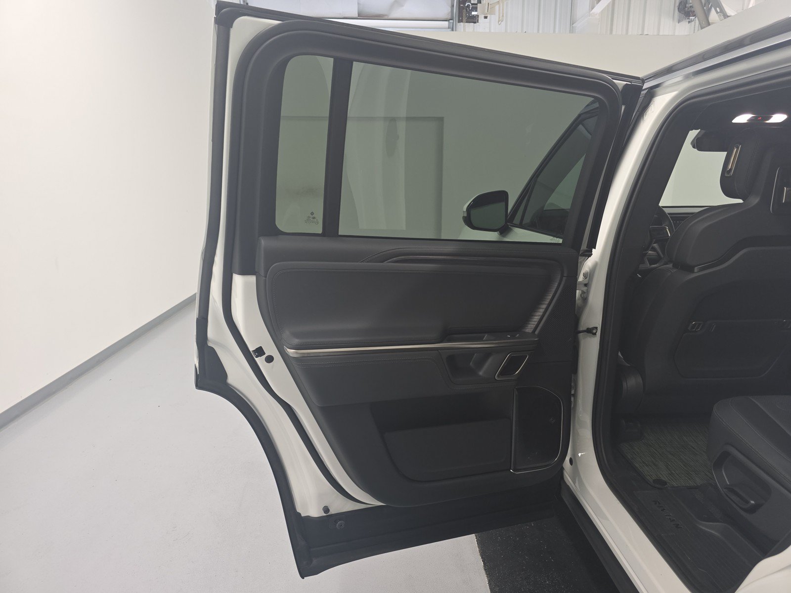 Used 2024 Rivian R1S Adventure AWD/4WD image 17