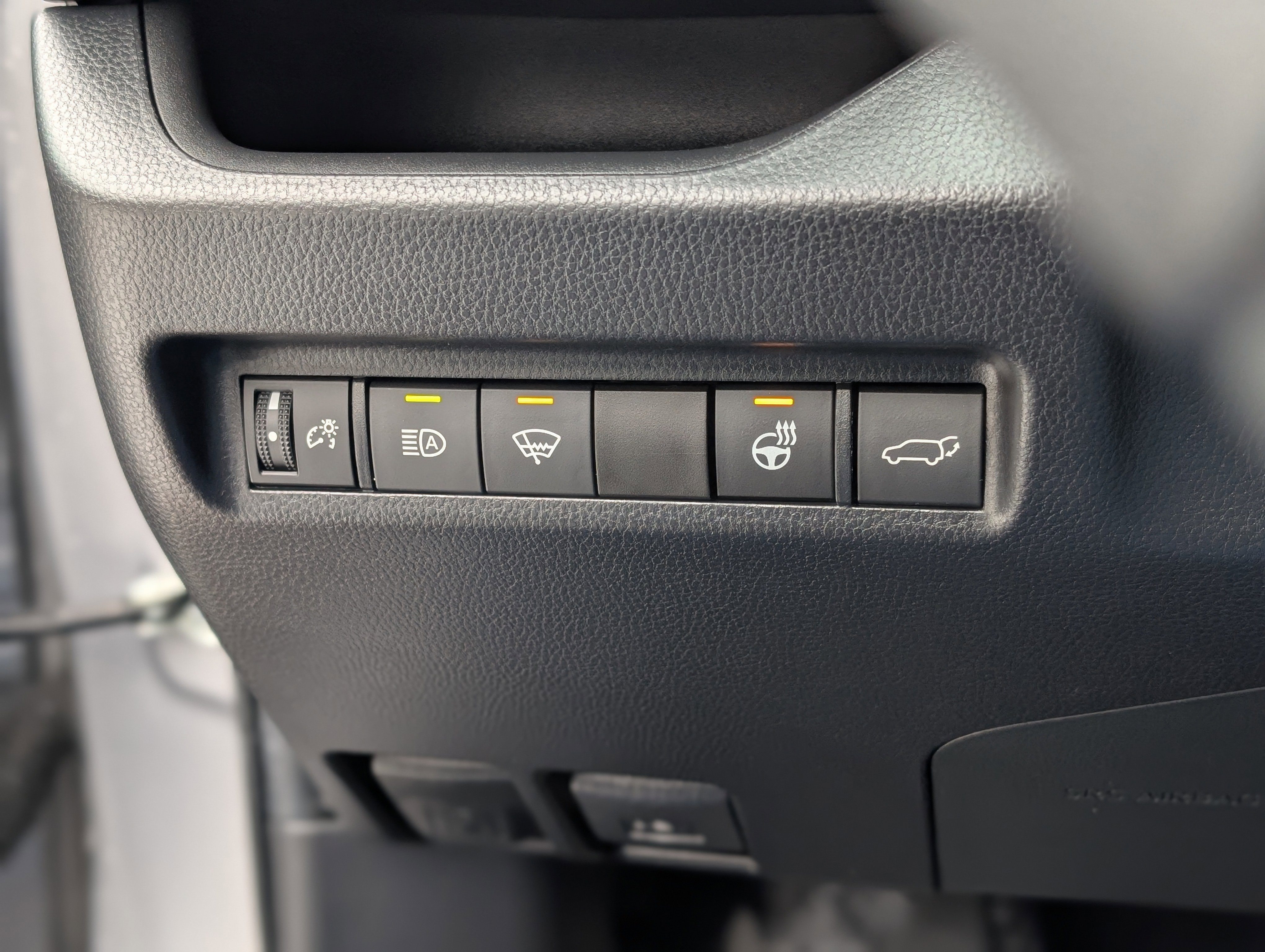 Used 2022 Toyota RAV4 XLE Premium image 6