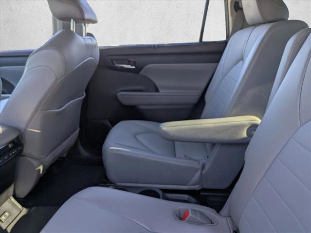 Used 2021 Toyota Highlander XLE image 19